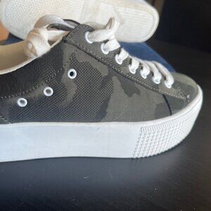 Steve Madden Holmes Platform Camo Sneakers Size 7 NWOT